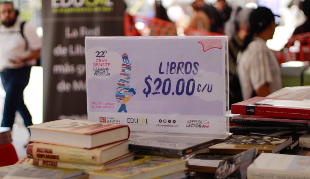 Libros en oferta durante el 22º Gran Remate de Libros, Discos y Películas en el Monumento a la Revolución