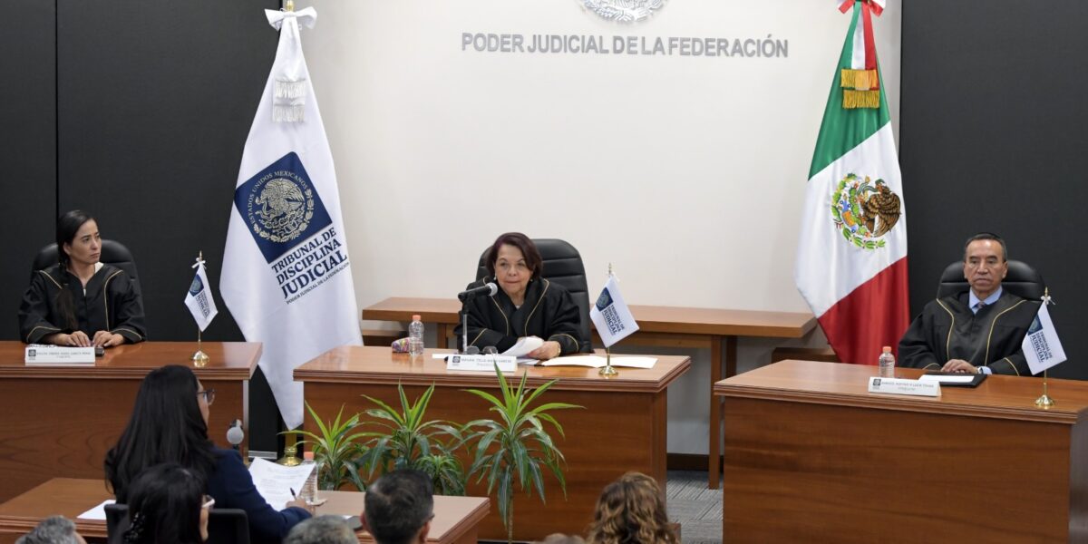 Las magistraturas Indira Isabel García Pérez, Celia Maya García y Rufino H. León Tovar durante una sesión del Tribunal de Disciplina Judicial