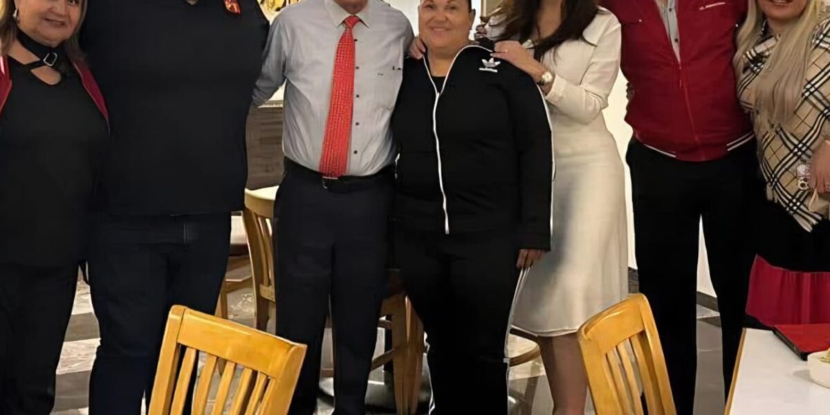 Jorge Iván ‘Yuro’ Luna Sugich y asistentes posan durante un encuentro político en Hermosillo