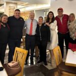 Jorge Iván ‘Yuro’ Luna Sugich y asistentes posan durante un encuentro político en Hermosillo